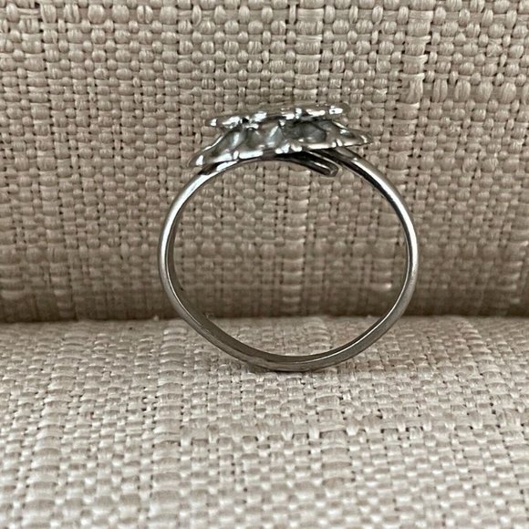 Women Ring Fashion Jewelry Silver Tone MOP Crystals Accent Ring Size 6-7 - Picture 9 of 10